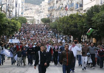 الجزائر تشتعل عنفا بعد تشييع جنازة أحد الباعة المتجولين على غرار البوعزيزي زميله التونسي
